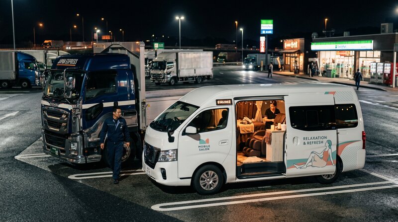 トラックドライバーでデリラクの出張車両が施術するシーン